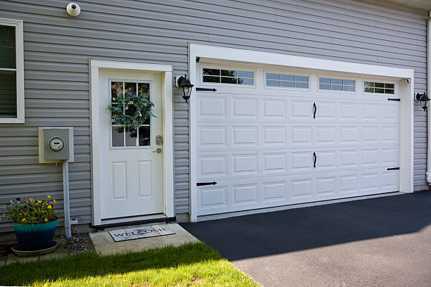 24/7 Emergency Garage Door Panel Replacement experts in Great Neck Gardens, NY